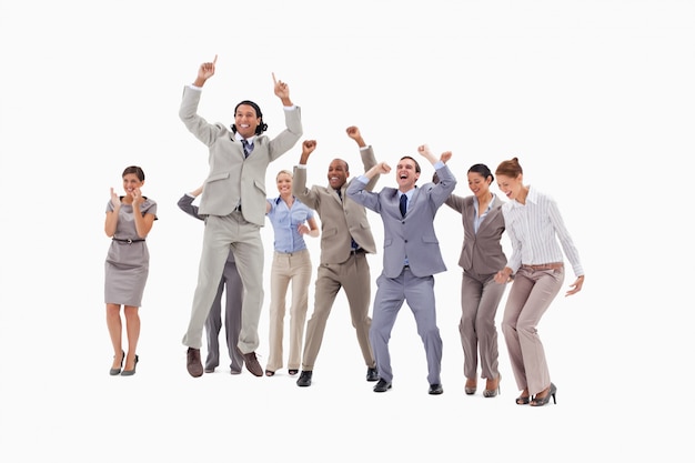 Empresários muito entusiastas pulando e levantando os braços