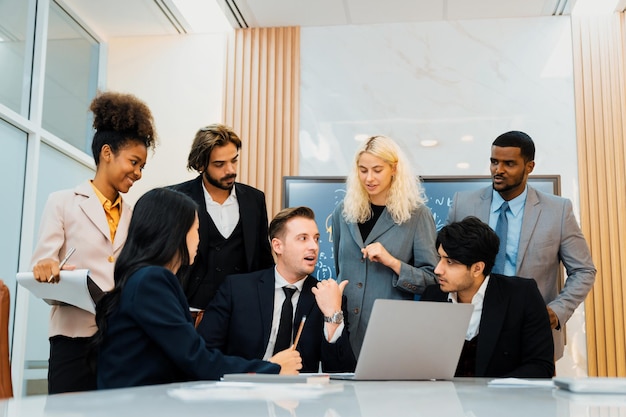 Empresários multiculturais discutindo ideias de negócios juntos Ornamentados