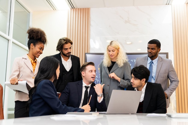 Empresarios multiculturales discutiendo una idea de negocio juntos Ornamentado