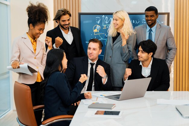 Empresarios multiculturales discutiendo una idea de negocio juntos Ornamentado