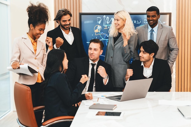 Empresarios multiculturales discutiendo ideas de negocios juntos Ornamentado.