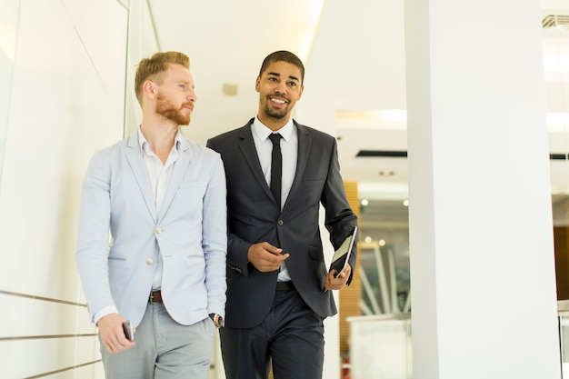 Empresarios multiétnicos en la oficina.