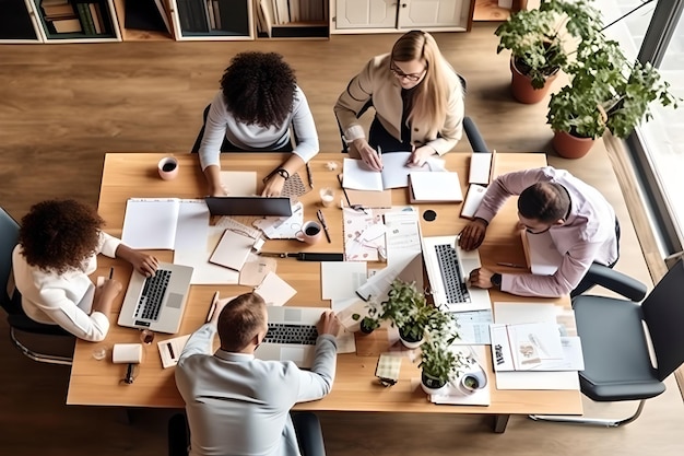 Empresários multiétnicos trabalhando juntos no escritório Visão superior de empresários em trajes formais sentados à mesa e discutindo algo