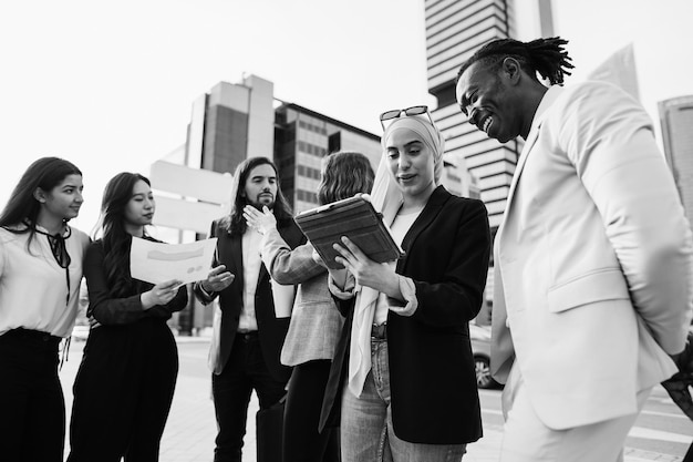 Empresarios multirraciales que trabajan al aire libre desde el edificio de oficinas Centrarse en la cara de la mujer árabe Edición en blanco y negro