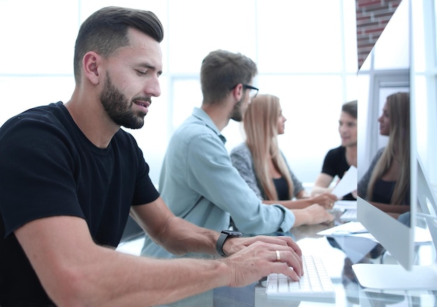 Empresarios multirraciales trabajando juntos