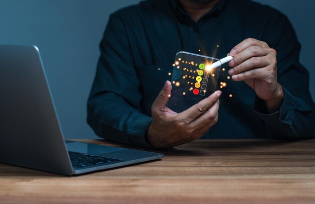 Empresarios o empresarios están tocando una pantalla virtual en un símbolo de icono de cara sonriente feliz para brindar satisfacción en el servicio Encuesta de satisfacción y calificación del concepto de servicio al cliente muy impresionados