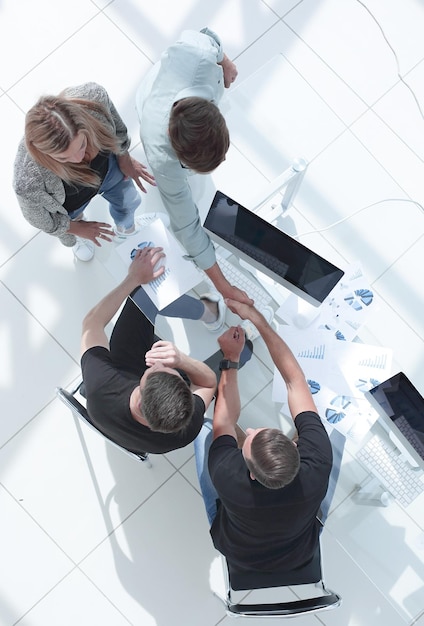 Foto empresarios en una oficina moderna firman un contrato