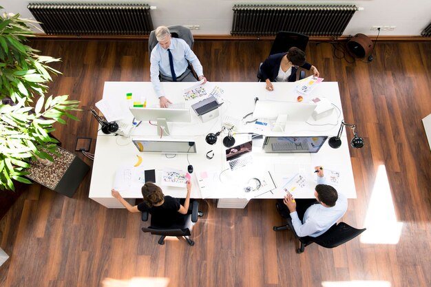 Empresarios en la oficina de planificación sentados en el escritorio, trabajando juntos