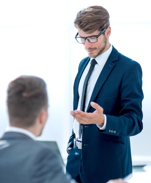 Los empresarios en la oficina se saludan