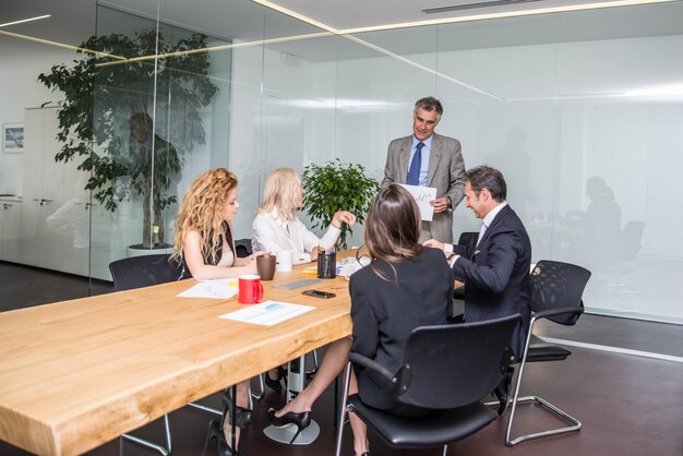 Empresarios en una oficina