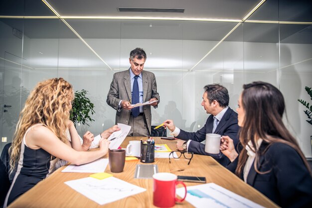 Empresarios en una oficina