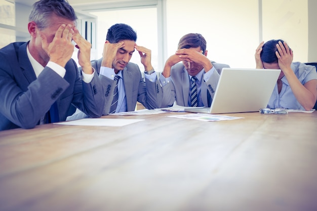 Foto empresários pensativos durante a reunião