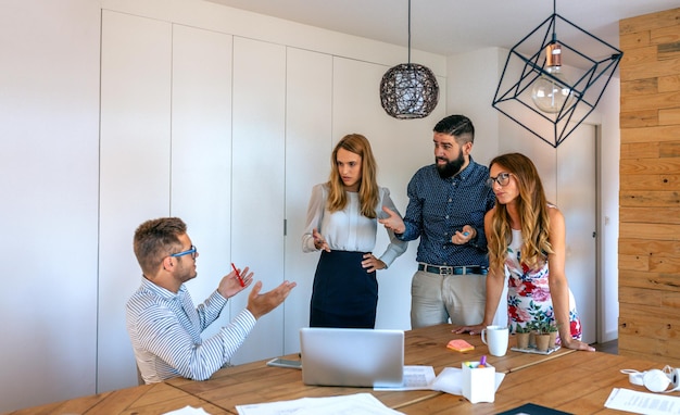 Empresarios pidiendo explicaciones a un empleado