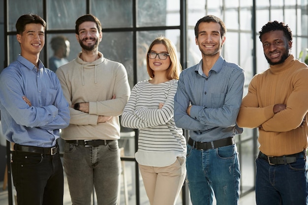 Empresarios de pie y mirando al frente en una oficina moderna