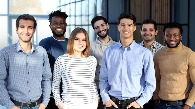 Foto empresários posando no saguão do escritório após a reunião