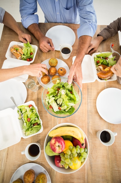 Empresários que almoçam juntos