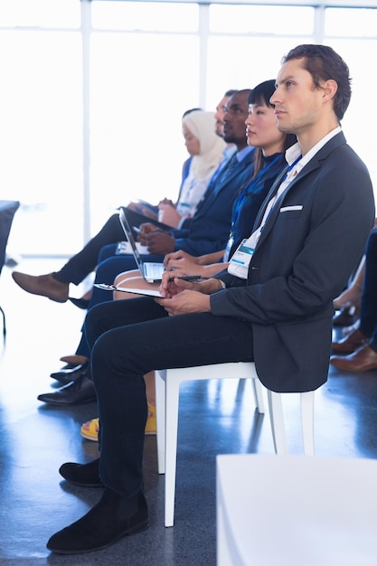 Foto empresarios que asisten a un seminario de negocios en una reunión de la conferencia