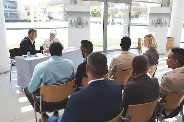 Foto empresarios que asisten a un seminario de negocios