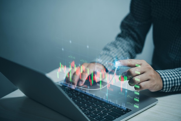 Empresarios que negocian en el mercado de valores en computadoras portátiles Indicadores de crecimiento de análisis de finanzas empresariales de crecimiento positivo y concepto de planificación de cambio de divisas de inversión de marketing