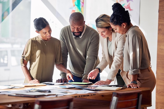 Empresários que planejam brainstorming e trabalho em equipe para ideias de marketing digital de estratégia de inicialização ou análise de dados Grupo de diversidade de funcionários em análise de reunião em tecnologia de tablet para objetivos de projeto