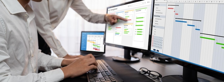 Foto empresarios que planifican el tiempo y la fecha límite para la tarea de la empresa