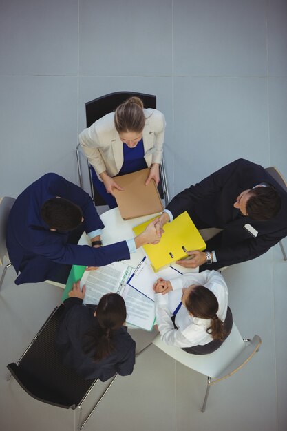 Los empresarios que tienen una discusión en la reunión