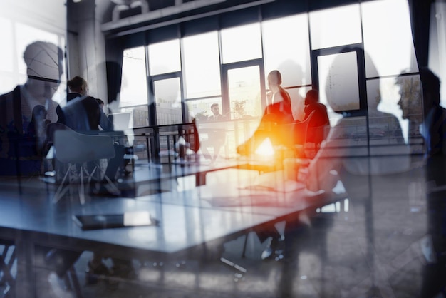 Foto empresarios que trabajan juntos en el concepto de oficina de trabajo en equipo y asociación