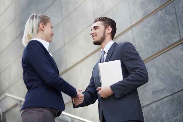 Empresarios que trabajan juntos en un entorno urbano