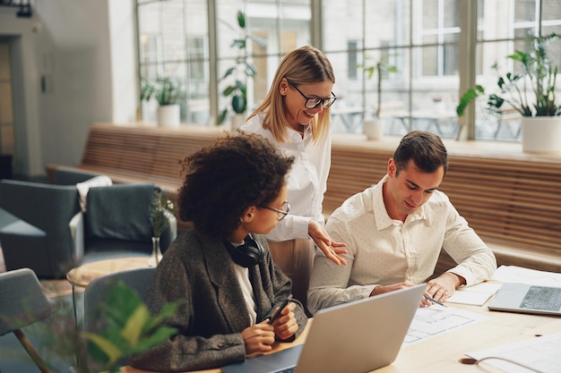 Empresarios que trabajan juntos en un nuevo proyecto en una oficina moderna Concepto de trabajo en equipo