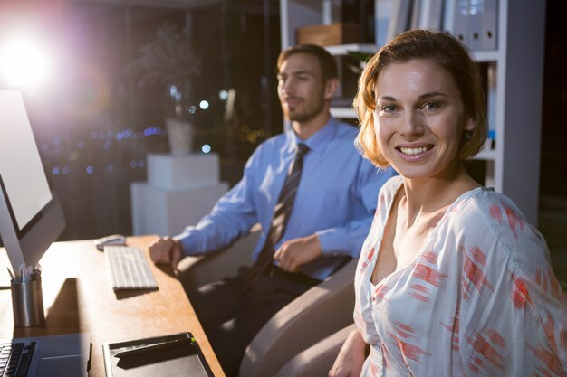 Empresarios que trabajan en la oficina