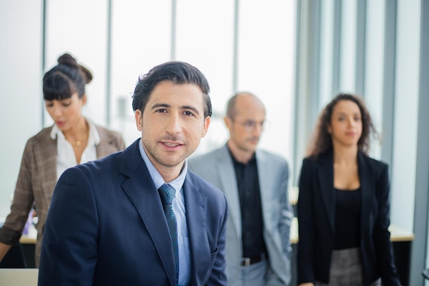 empresarios que trabajan en la sala de conferencias