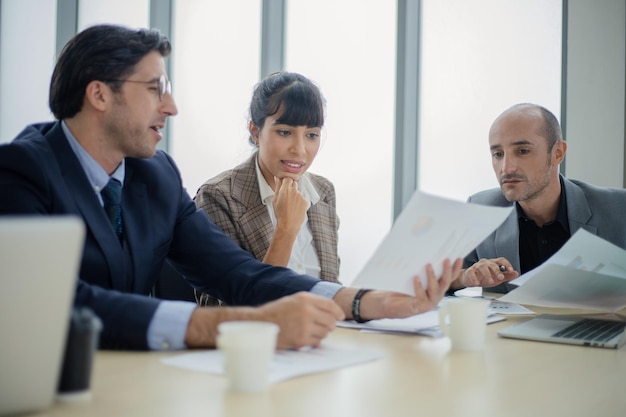 empresarios que trabajan en la sala de conferencias