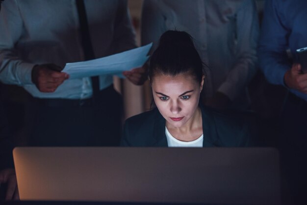 Foto empresarios que trabajan