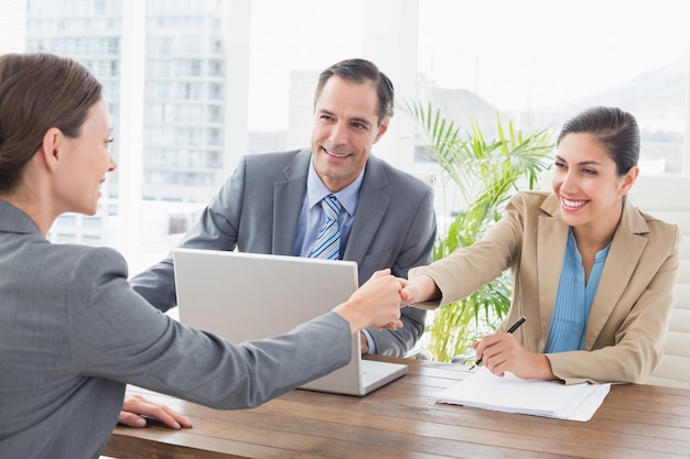 Empresarios realizando una entrevista.