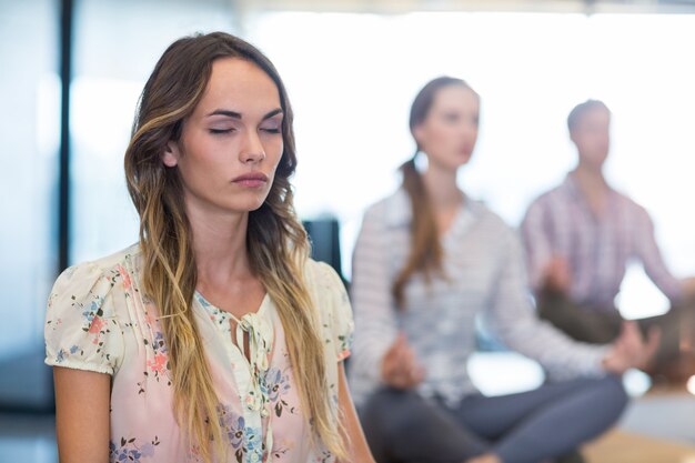 Empresarios realizando yoga