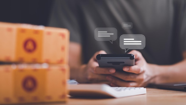 Los empresarios responden a las conversaciones con los clientes Conversación en el icono del cuadro de chat redes sociales
