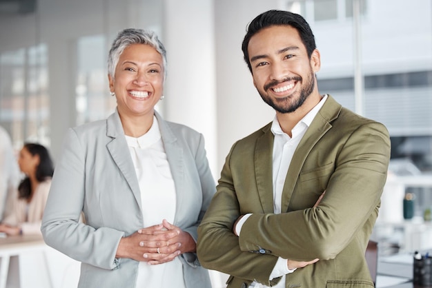 Los empresarios retratan la sonrisa y la asociación del equipo en la oficina para el liderazgo o la gestión empresarial Feliz hombre de negocios asiático o mujer CEO sonriendo en el éxito del trabajo en equipo o la ambición profesional en el lugar de trabajo