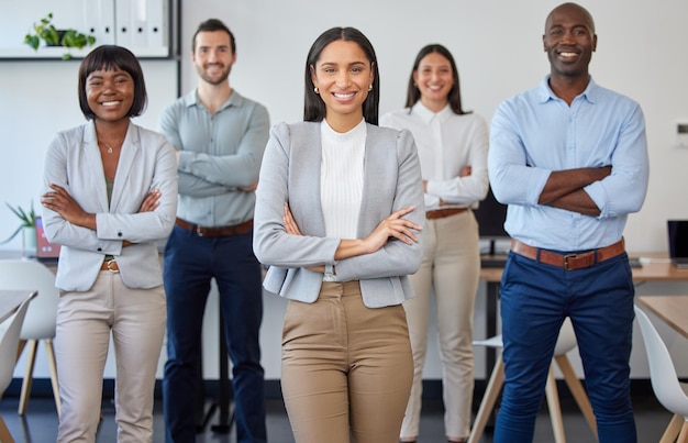 Los empresarios retratan la sonrisa y el equipo con los brazos cruzados en colaboración corporativa o diversidad en la oficina