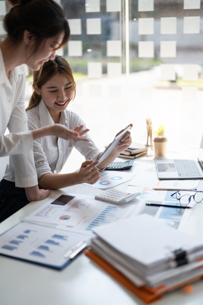 Los empresarios se reúnen para analizar cifras de datos para planificar estrategias comerciales Concepto de discusión comercial