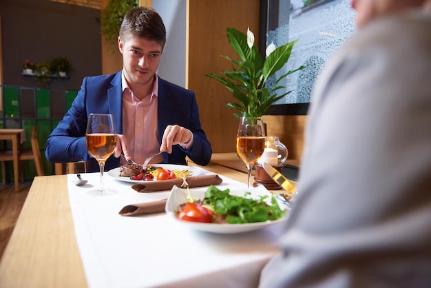 empresários reunidos em restaurante moderno, casal romântico jantando e bebendo depois do trabalho