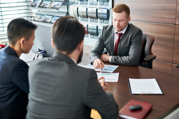 Empresarios en reunión