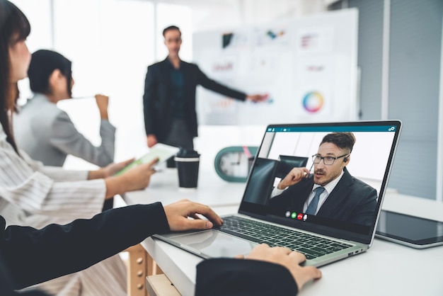 Foto los empresarios en reuniones de videollamadas discuten con soltura el plan de negocios