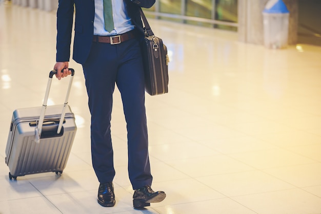 Empresários sair com bagagem no aeroporto.