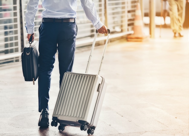 Empresários sair com bagagem no aeroporto.