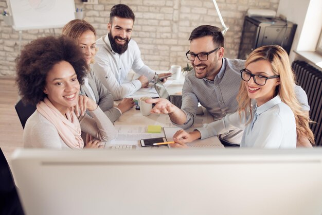 Empresários se reunindo em um escritório moderno