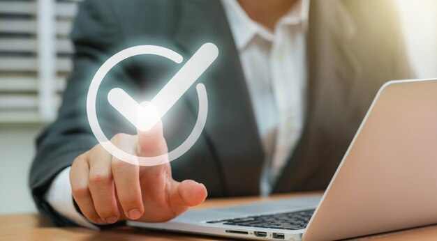 Los empresarios señalan para marcar la marca correcta en la casilla de comprobación para aprobar la calidad del documento y el control del proyecto Excelencia en la corrección de documentos para garantizar la calidad y la certificación ISO para el mejor servicio