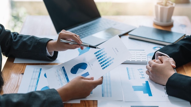 Foto empresários sentados na mesa fazendo papelada juntos discutindo o relatório financeiro do projeto conceito de colaboração de negócios corporativos