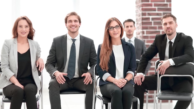 Empresários sentados na sala de espera