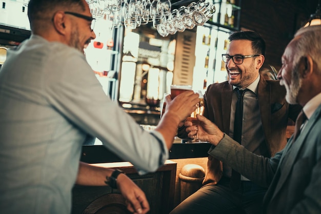 Empresários socializando no bar depois do trabalho