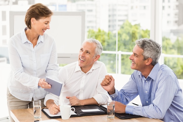 Empresários sorridentes fazendo um acordo